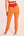 Eine Frau trägt eine orange Sportleggings mit einem roten Bund und einem  Bodyguard-Logo am Bein unten