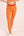 Eine Frau trägt eine orange Sportleggings mit einem roten Bund und einem  Bodyguard-Logo am Bein unten